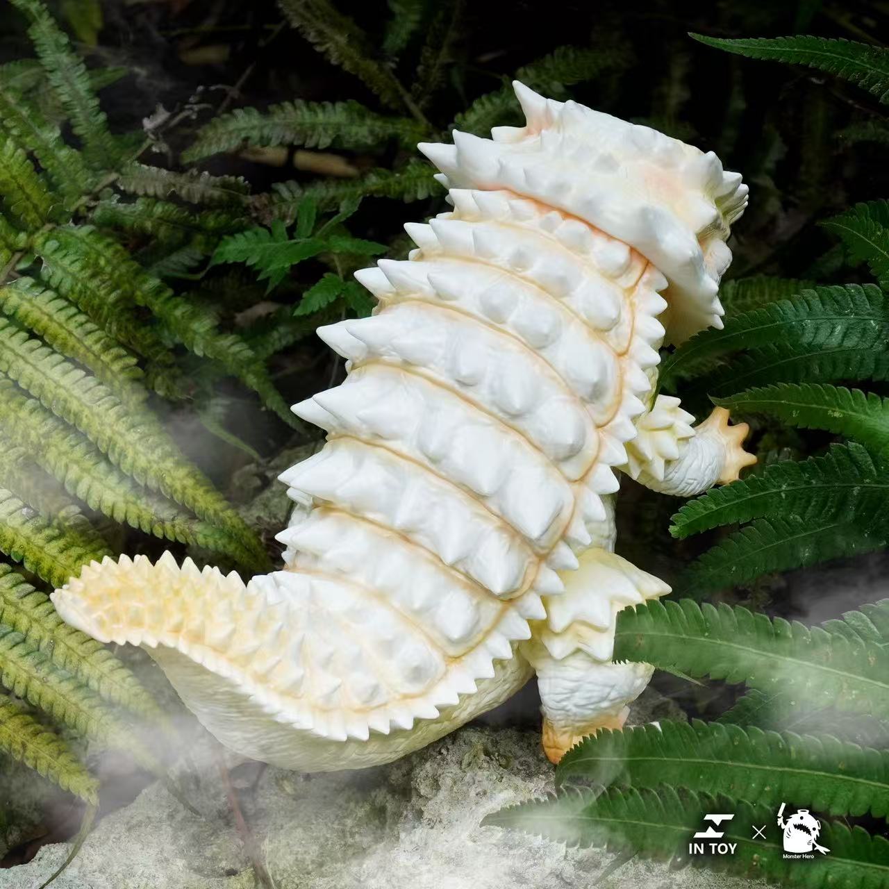 Bearded Dragon Super Beast - White moon .Ver, a 16cm vinyl art-toy, posed among ferns, featuring movable head, hands, feet; branded IN TOY × Monster Hero. Preorder available.