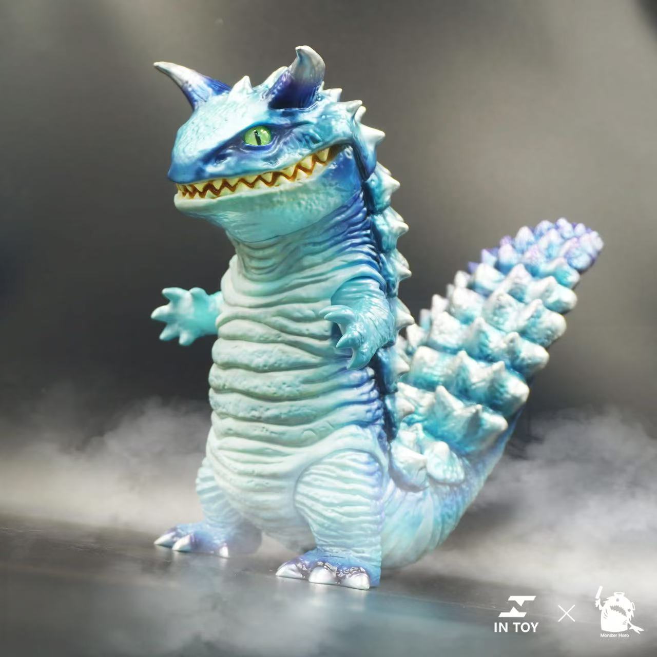 Gecko Super Beast - cerulean.Ver collectible, a 19cm horned reptile figure in soft vinyl, features movable parts. Part of IN TOY and Monster Hero collaboration.