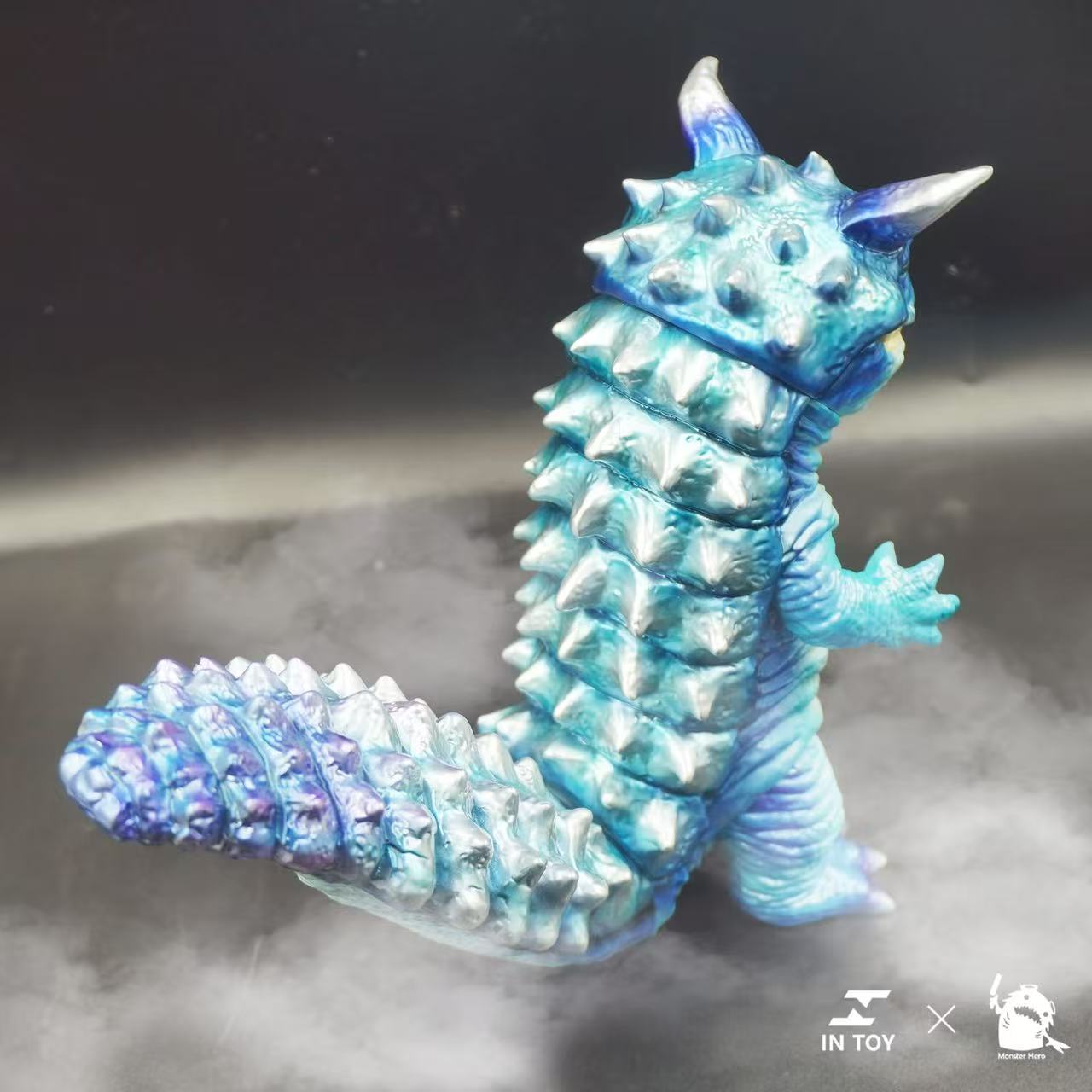 Gecko Super Beast - cerulean.Ver: a 19cm blue vinyl monster figurine with horns, spikes, and movable parts, available for preorder.