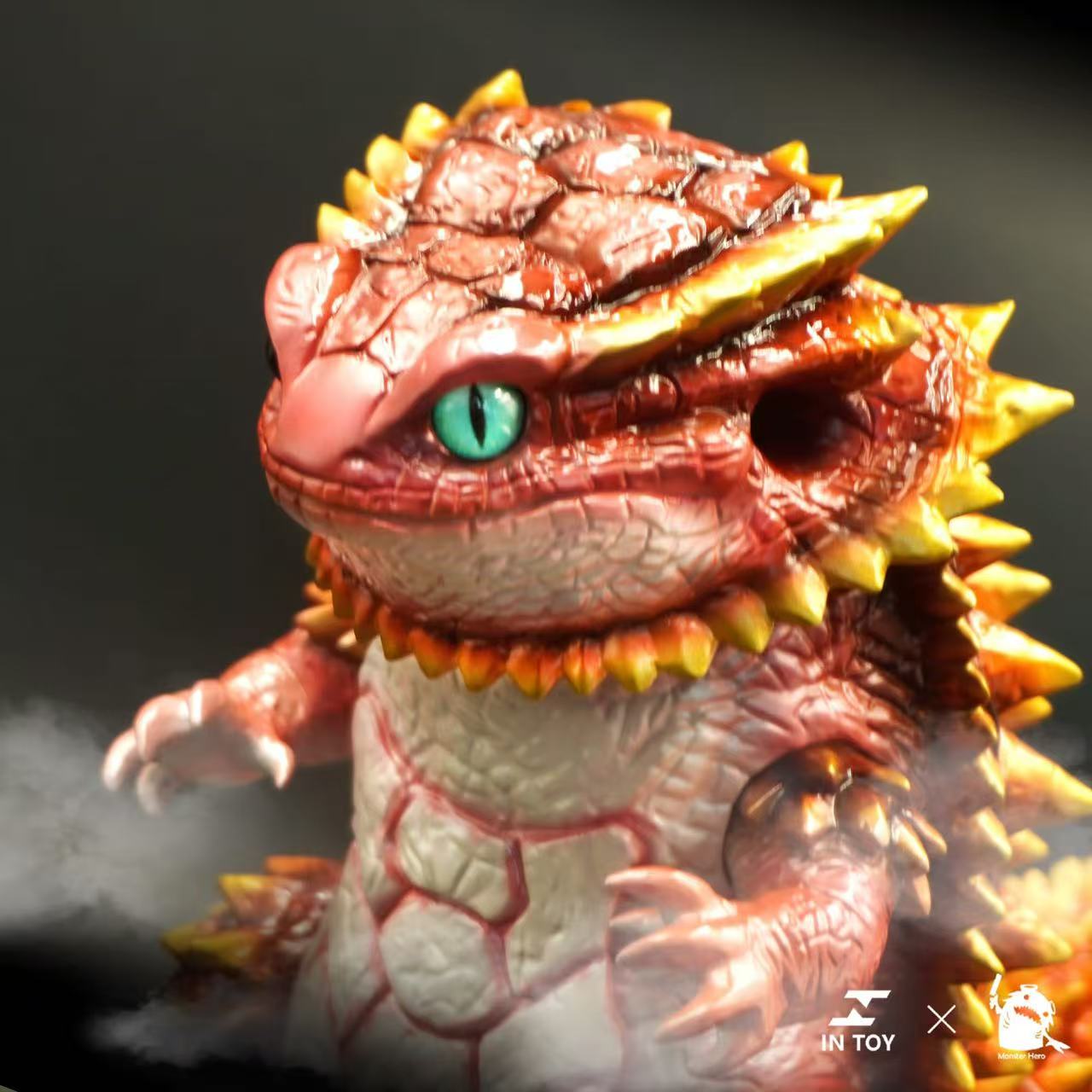 Bearded Dragon Super Beast - crimson .Ver - Preorder: Stylized vinyl figure with red scales, cream belly, yellow spikes, green eye; head, hands, feet movable.