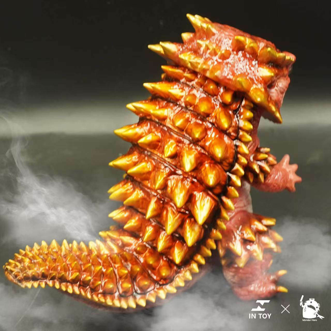 Bearded Dragon Super Beast - crimson .Ver - Preorder, a 16cm vinyl figure with gold-tipped spikes, showcasing movable head, hands, and feet.