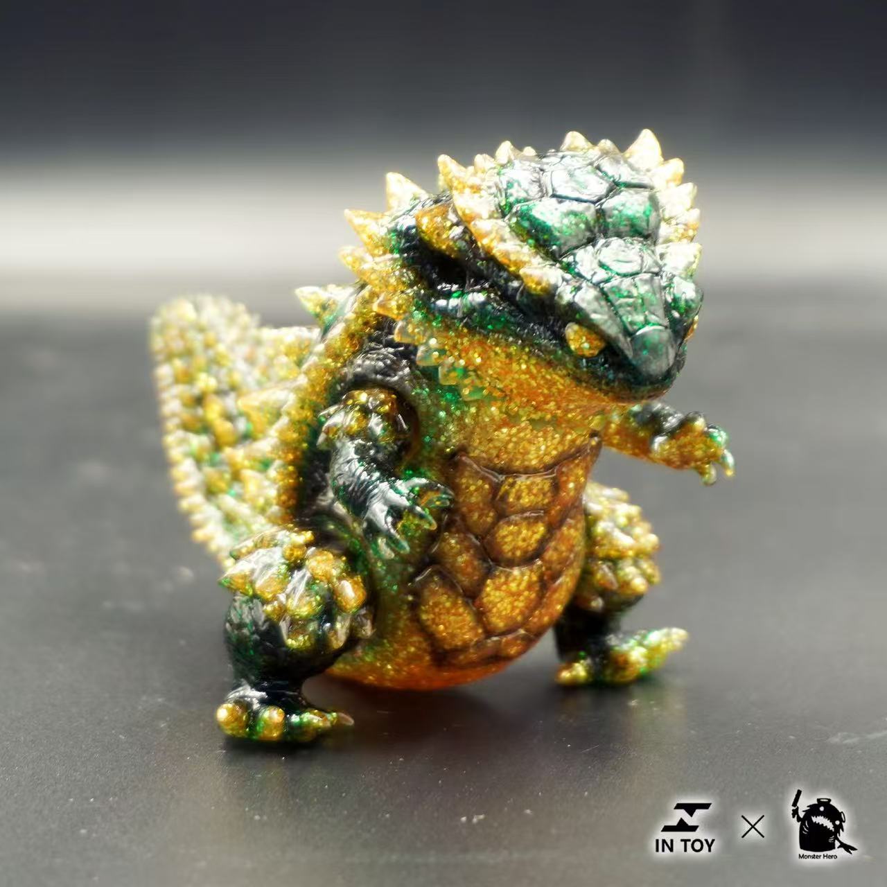 Mini Ultra Beast sofubi - brilliance .Ver, a 7cm collectible kaiju figure in green-to-gold gradient, features movable parts and is a collaboration between IN TOY and Monster Hero.