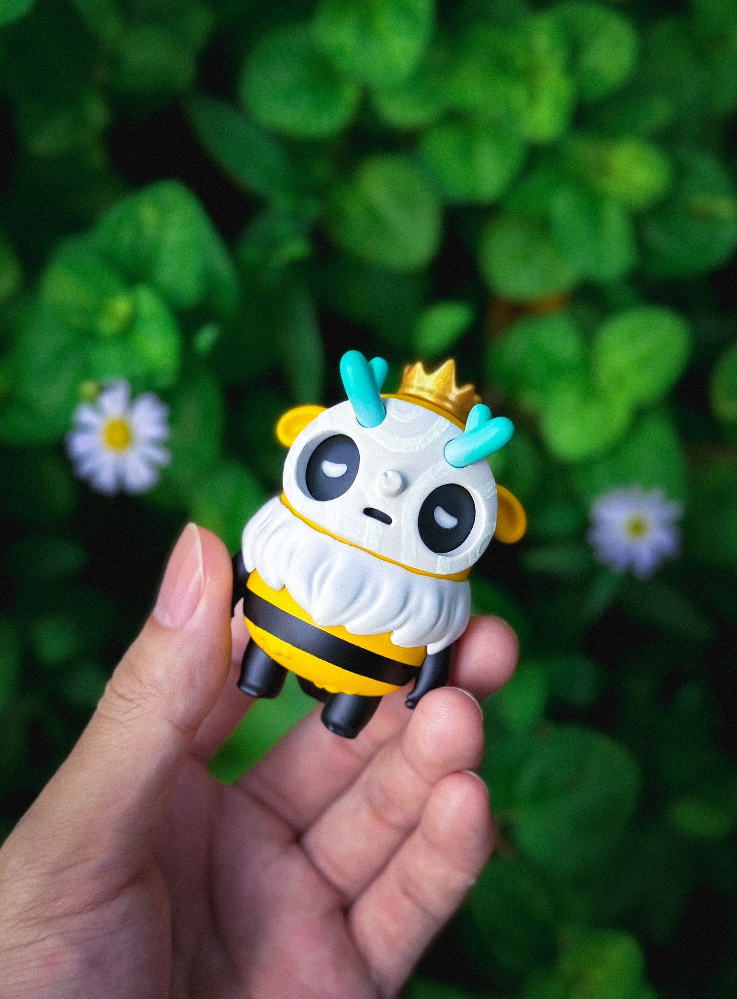 Little Muffinn: King Bee by Madkids, a 6-7 cm polyester resin toy, held in hand, featuring a GID mask and removable dooping hat. Limited edition.