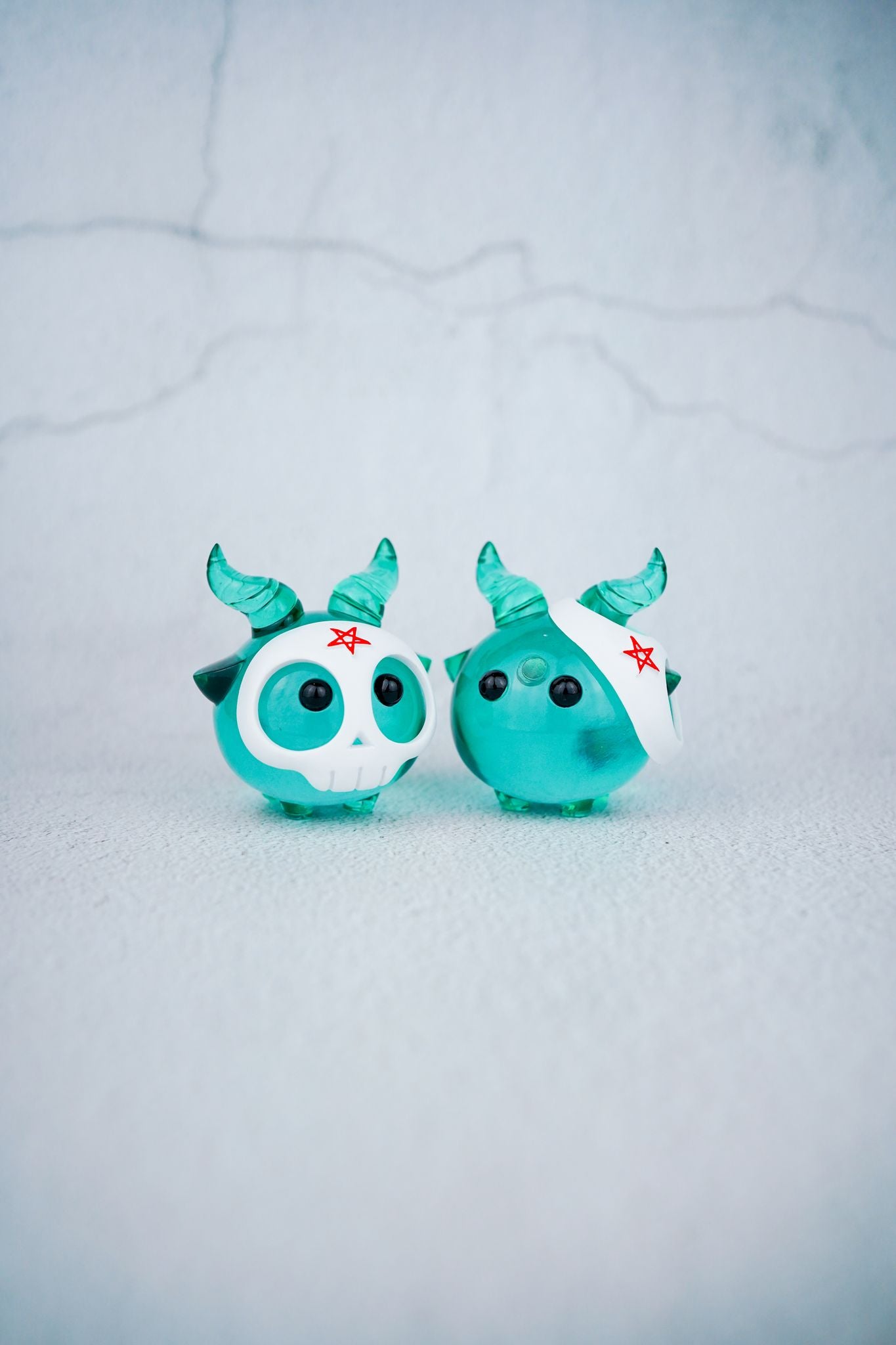 Yorick the skull - Green Edition by Zintears: Two small resin toys with horns, limited to 50 pieces, reflecting a unique art toy design.