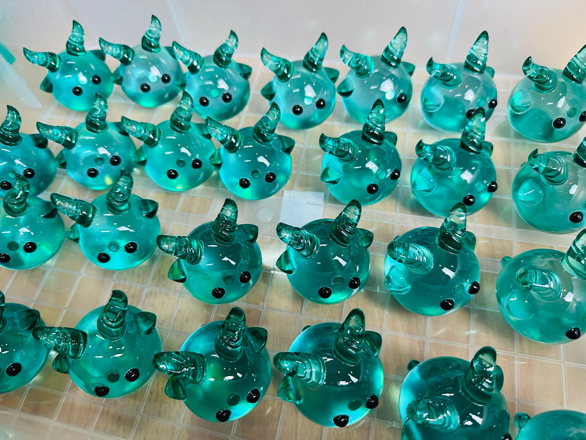 Yorick the skull - Green Edition by Zintears, a 6.5cm resin art toy, in a group of glass animals, available for preorder. Limited to 50 pieces.