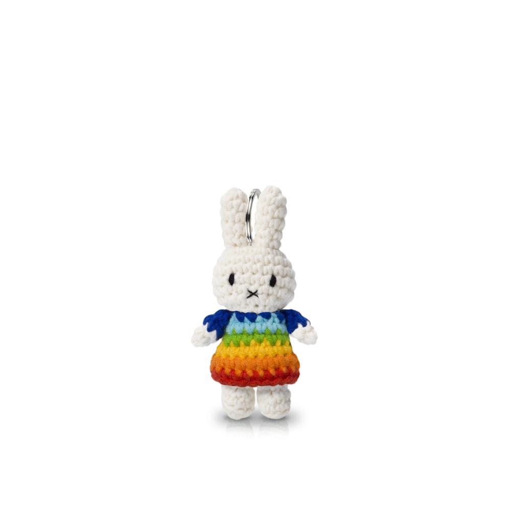 A knitted bunny doll keychain named Miffy, from Strangecat Toys. CE certified plastic material, 1.3x1x2.4 in size, suitable for ages 3+.