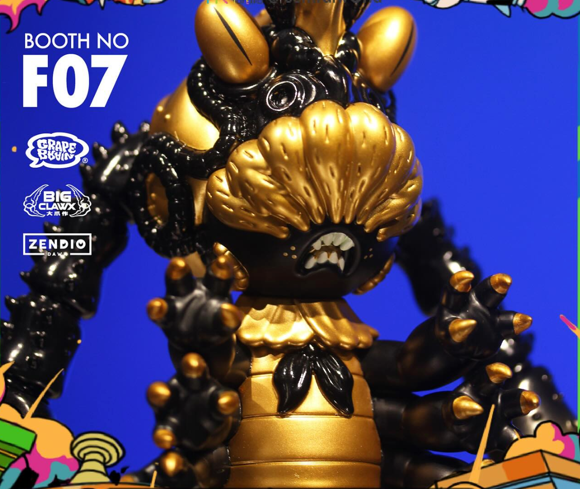 Crayfish Girl - Zendio Dawa ver. by Grape Brain x Big Clawx: A 15cm black-and-gold vinyl figure with spiky claws, textured faceplate, and horn-like protrusions.