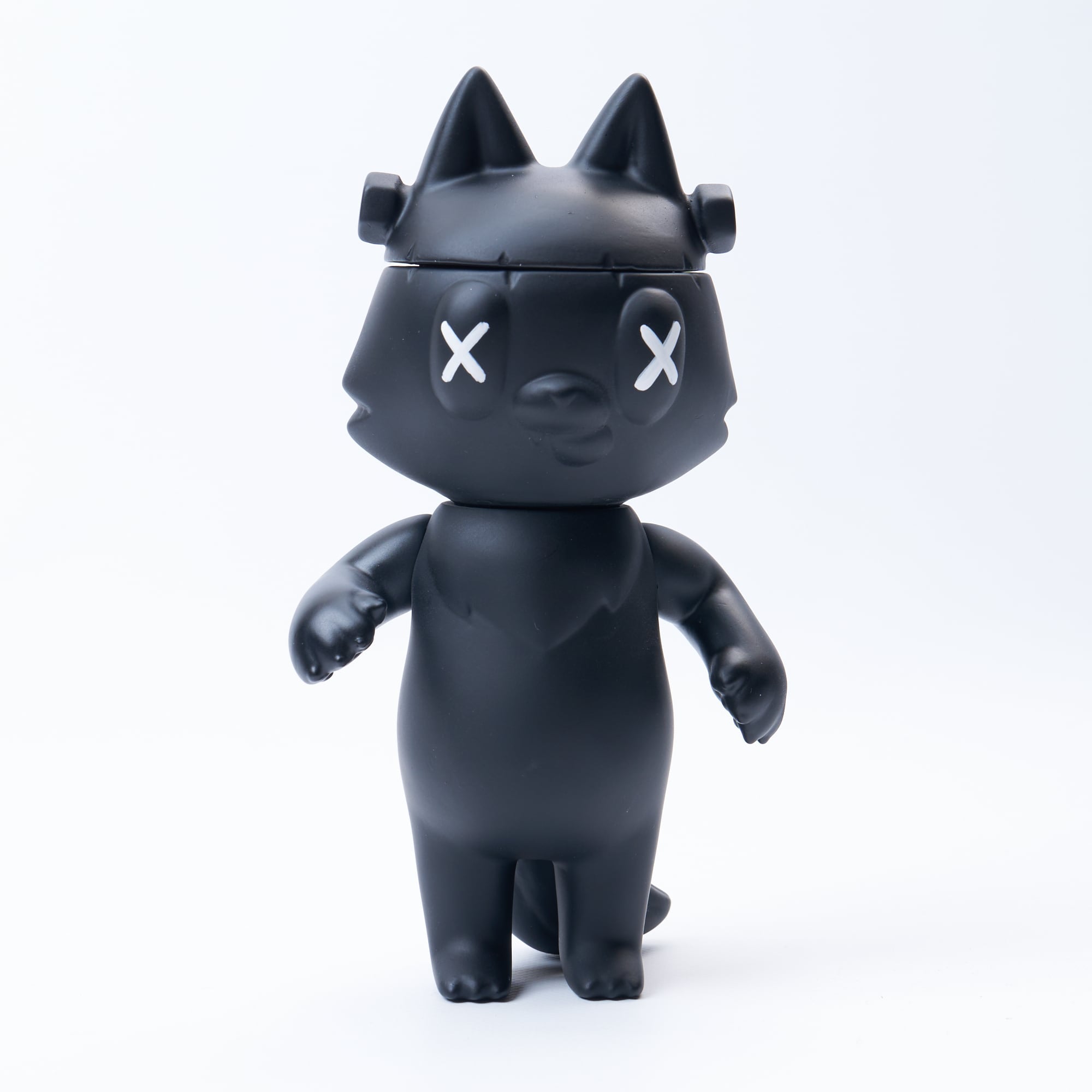 Frazi - Mad Black by BITEMORPH, a 15cm sofubi vinyl art-toy, features a stylized animal design with pointy ears and white X's for eyes.
