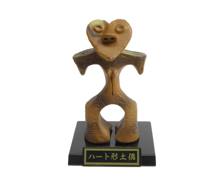 Jōmon-period “heart-shaped dogū” replica on a black base, part of the Haniwa and clay figurines + earthenware and bronzeware Gacha Series.
