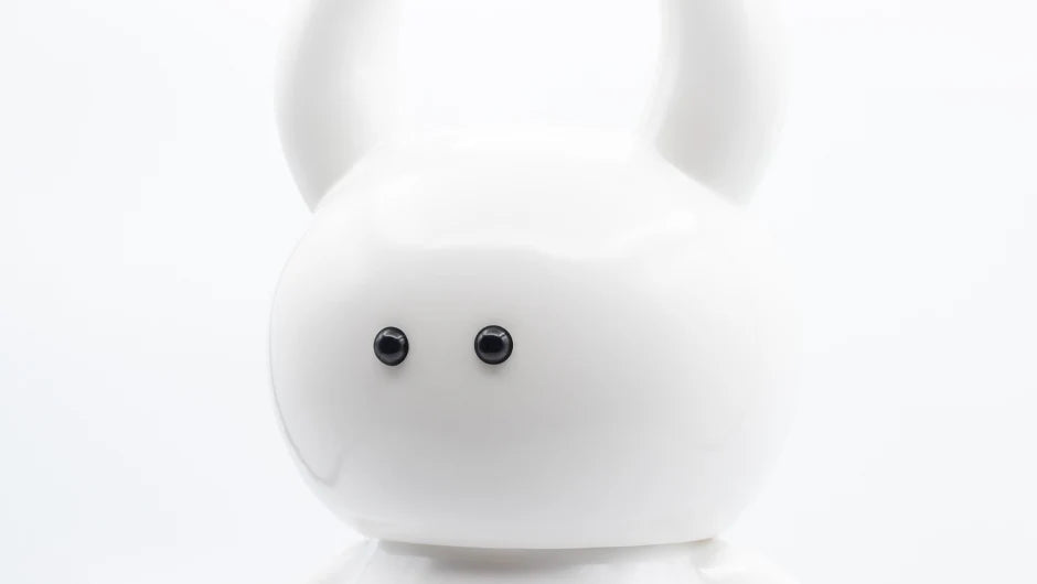 PEARL? BIG UAMOU: A 29cm glossy white rabbit-like figure with fine pearl details and black eyes, crafted from soft vinyl in Japan.