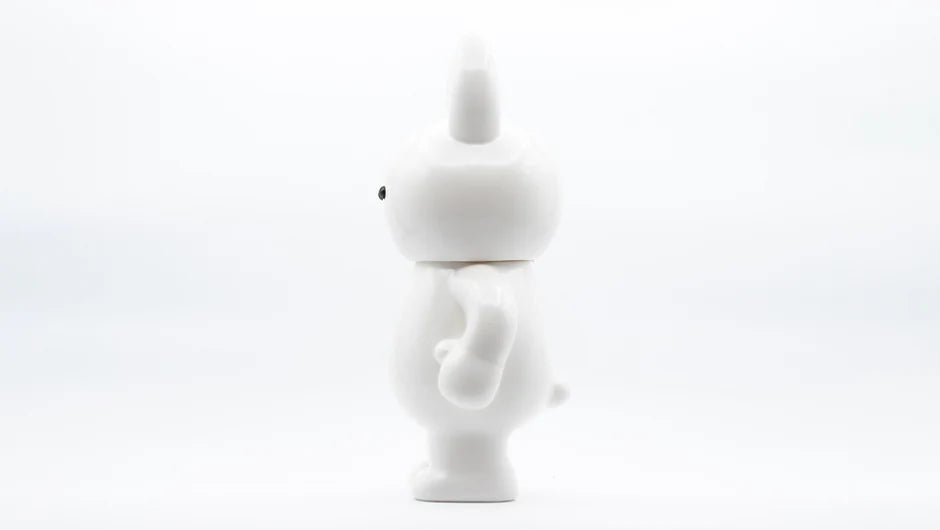 PEARL? BIG UAMOU vinyl figurine, 29cm, with fine pearl details, showcases a minimalistic unicorn-like design, embodying the art toy essence of Strangecat Toys.