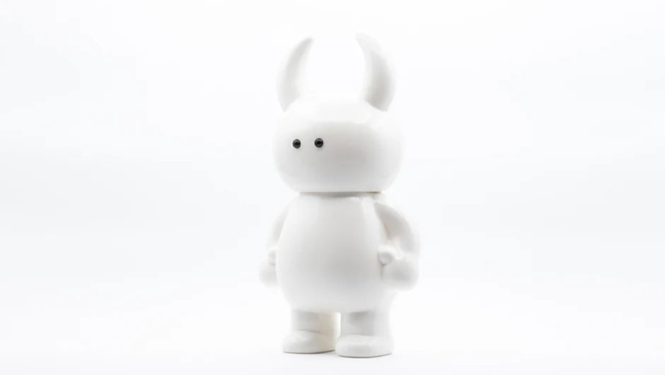 PEARL? BIG UAMOU: A minimalist 29cm soft vinyl figure with horn-like ears and black dot eyes, crafted in Japan, featuring fine pearl details.