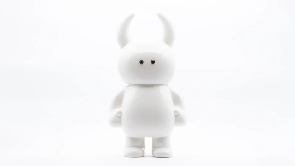 PEARL? BIG UAMOU: Off-white vinyl figure with fine pearl details, featuring a minimalist design with bunny-ear shapes, 29cm tall. Made in Japan collectible.