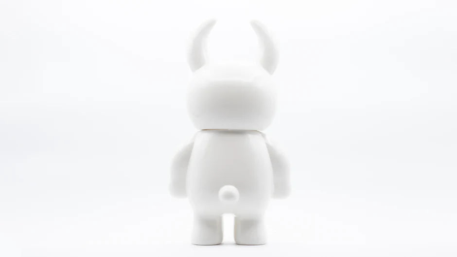 PEARL? BIG UAMOU, 29cm soft vinyl art toy with pearl-like details, featuring a rounded head, upright ears, and stubby limbs.