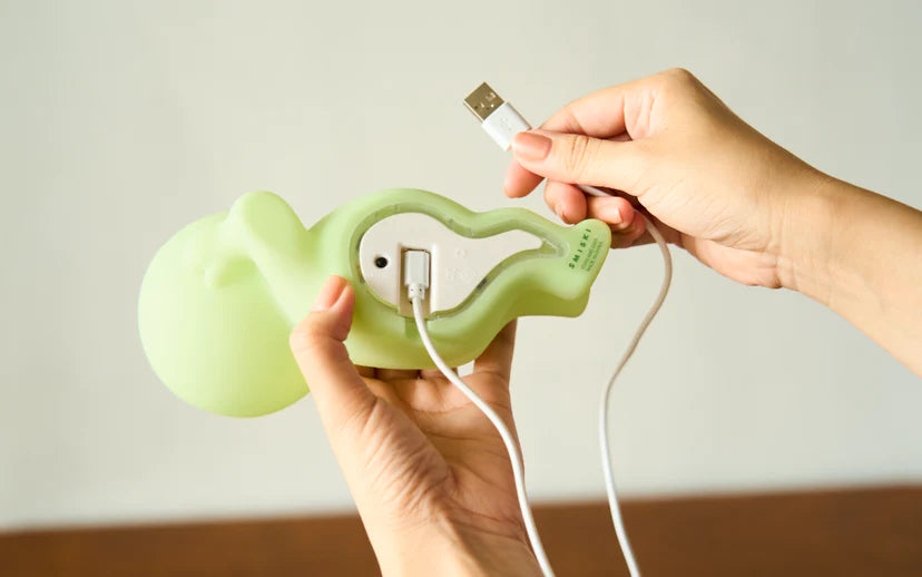 SMISKI Touch Light Vol. 2, an avocado-shaped silicone gadget, features USB charging and adjustable brightness by touch.