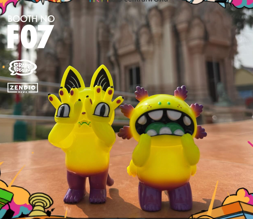 Onigiri & Macaroni TTE 2025 by Grape Brain: Vinyl figures with cat-like ears and horned, toothy design, displayed at booth F07, 11cm tall.