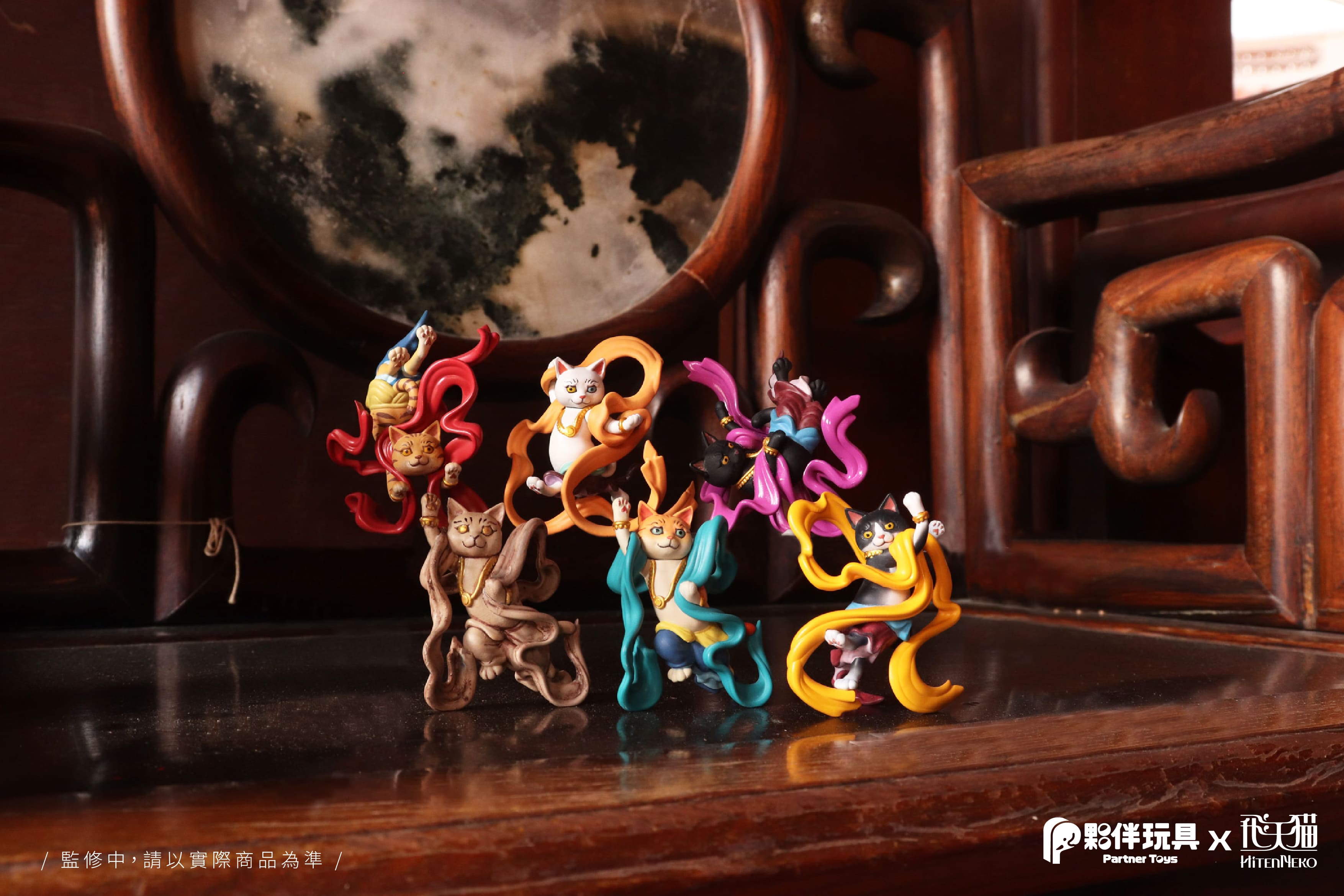 Hitenneko Blind Box Series figurines: group of small toys including cat statues with scarves and ribbons.