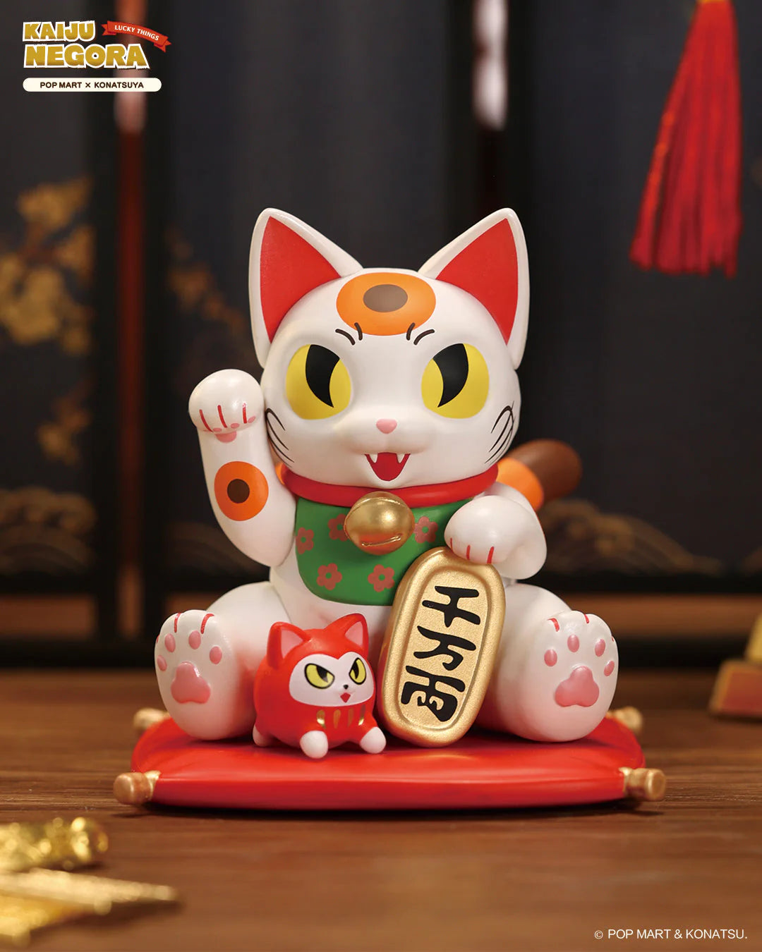 A cat figurine with a gold object from KONATSUYA Negora Lucky Things Blind Box Series.