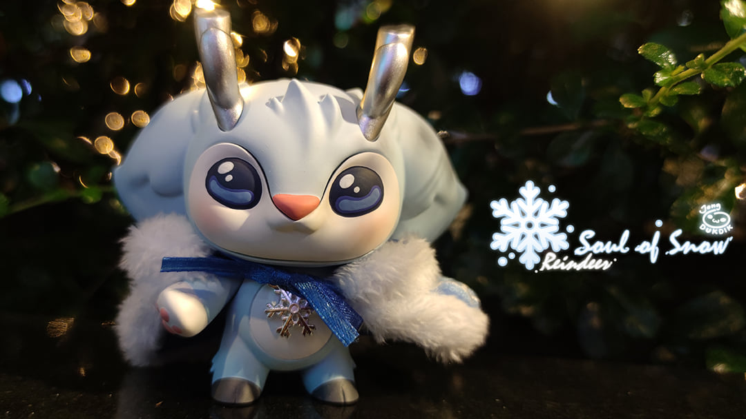 Toy reindeer with blue scarf and bow, magnetic head/arms, 12cm resin figure, limited edition of 15pcs. Mimii soul of snow reindeer by Jong Dukdik.