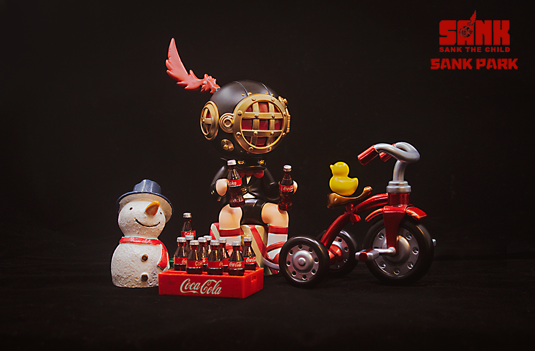 Toy figurine of a snowman on a bike with a duck, snowman statue with hat and scarf. Size: 8.5cm x 5cm x 14cm. Limited edition of 399 sets. Materials: Resin.