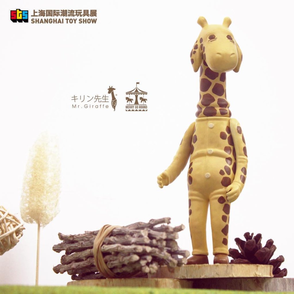 Mr-Giraffe-キリン先生-soft-vinyl-Edition-by-Kafka-Poon-x-Merry-Go-Round-The-Toy-Chronicle-Full-1024x1024