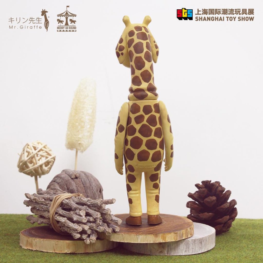 Mr-Giraffe-キリン先生-soft-vinyl-Edition-by-Kafka-Poon-x-Merry-Go-Round-bacl-1024x1024