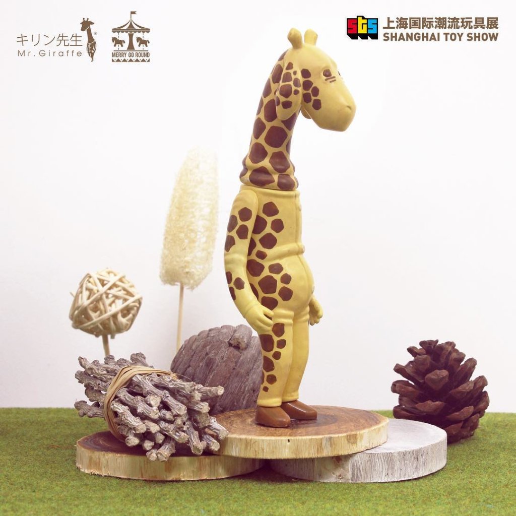 Mr-Giraffe-キリン先生-soft-vinyl-Edition-by-Kafka-Poon-x-Merry-Go-Round-e-1024x1024