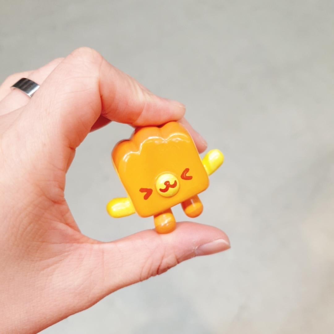 Mini PangPang toy held by hand, resin material, 4.2cm size.