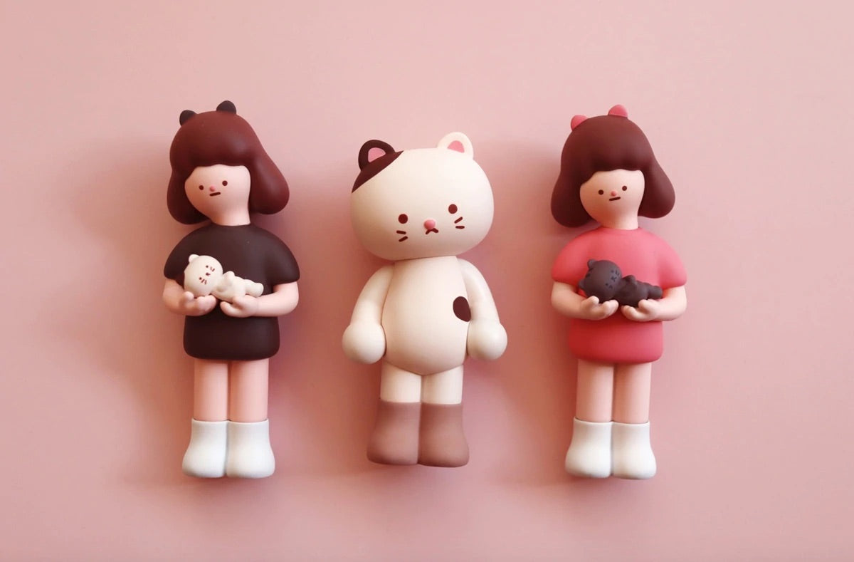 Daily Kwoni Blind Box Series by Raccoon Factory: A group of dolls holding small animals and kittens, including a white cat doll and a girl figurine with a cat toy.